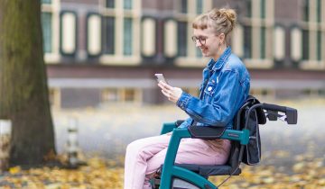Rollz Motion Performance rollator en rolstoel in 1 voor buiten en oneffen terrein met rolstoelpakket en tas onder stoel - groen