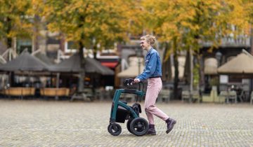 Rollz Motion Performance rollator en rolstoel in 1 voor buiten en oneffen terrein met rolstoelpakket en tas onder stoel - groen