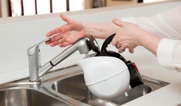 Uccello Waterkoker – Kantelbare  waterkoker – Veilig heet water inschenken